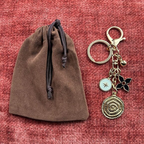 New SPIRAL CLOVER Bag Charm 🍀 - Picture 3 of 7